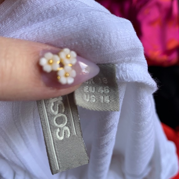 NWOT ASOS⭐️ v neck t shirt - Picture 2 of 2